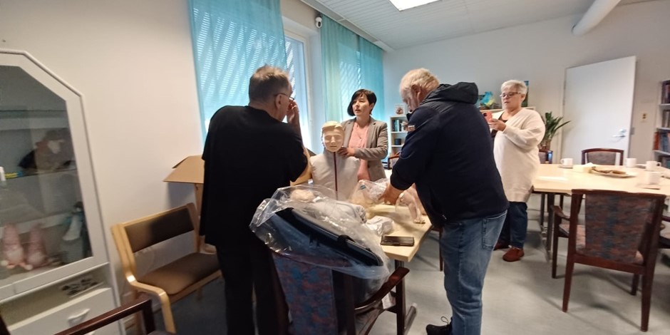 Möte och donation från Röda Korset
